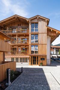 Casa de madera grande con entrada de piedra en Bachmair Weissach See-Apartments, en Rottach-Egern