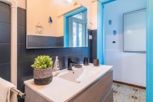 a bathroom with a sink and a mirror at Villetta Granelli in Granelli