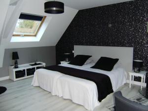 a bedroom with two beds with black and white at Chambres d'hôtes Mauvierges in Segré