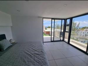 Postel nebo postele na pokoji v ubytování Penthouse vue sur mer 200m2