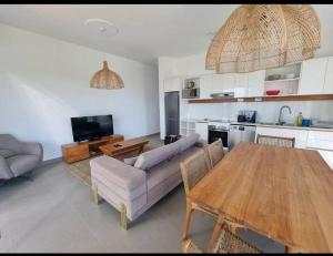 Kuchyň nebo kuchyňský kout v ubytování Penthouse vue sur mer 200m2