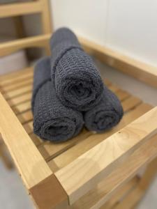 um monte de toalhas em cima de uma mesa em Rocky Apartment em Rokytnice nad Jizerou