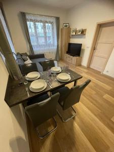 uma mesa de jantar e cadeiras numa sala de estar em Rocky Apartment em Rokytnice nad Jizerou