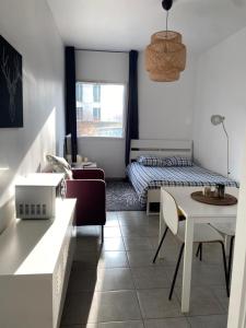 - un salon avec un lit et une table dans l'établissement @Coloc Gîtes urbains, à Nantes