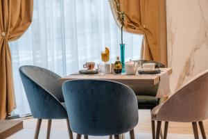 a table with three chairs and a table with at Hotel Clipa in Drobeta-Turnu Severin