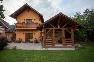 a house with a porch and a balcony at Casa Tibi in Praid