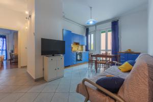 Il comprend un salon doté d'un canapé et d'une télévision à écran plat. dans l'établissement San Donato Fiera Apartment x5!, à Bologne