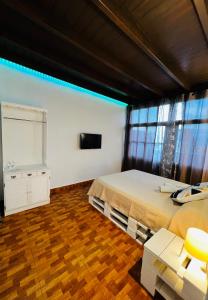 a bedroom with a bed and a tv in it at El jardin de Iris in Santa Cruz de Tenerife
