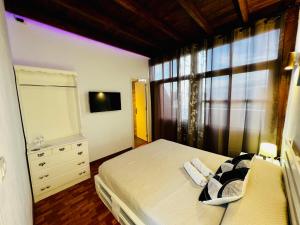 1 dormitorio con 1 cama, vestidor y ventana en El jardin de Iris, en Santa Cruz de Tenerife