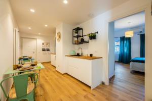 una cucina e un soggiorno con tavolo di Bed & Breakfast Across The Room(e) a Roma