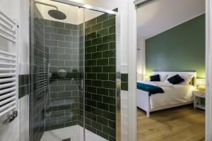 łazienka z prysznicem oraz sypialnia z łóżkiem w obiekcie Bed & Breakfast Across The Room(e) w Rzymie
