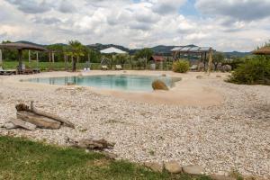 una piscina en medio de un patio rocoso en Villa Mignola, en Perugia