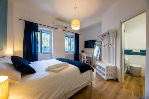 1 dormitorio con 1 cama blanca grande y escritorio en Bed & Breakfast Across The Room(e) en Roma