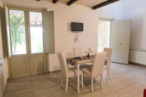 comedor con mesa y sillas en Villa Mignola, en Perugia