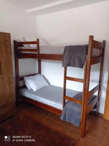 Bunk bed o mga bunk bed sa kuwarto sa Cantinho Feliz a 900m do Capivari