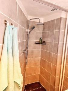 a bathroom with a shower with a shower curtain at Apartment nähe Flughafen DUS in Düsseldorf