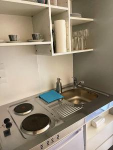 eine Küche mit einer Spüle und einer Arbeitsplatte in der Unterkunft Apartment nähe Flughafen DUS in Düsseldorf