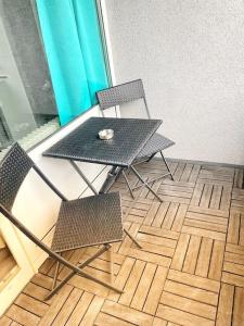 uma mesa e cadeiras num quarto com piso em Apartment nähe Flughafen DUS em Dusseldorf