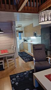 sala de estar con mesa y cocina en Arctic-maja A en Kittilä