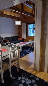 sala de estar con mesa y sofá en Arctic-maja A en Kittilä