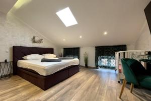 um quarto com uma cama e uma clarabóia em Nola H em Crikvenica