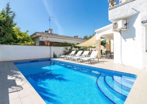 a swimming pool in the backyard of a house at Empurialola - Casa todo confort, con piscina, cerca de la playa y centro - 131 in Empuriabrava