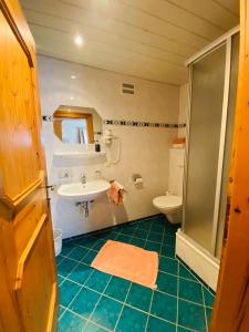 een badkamer met een wastafel en een toilet bij Wengerbauer in Dorfgastein