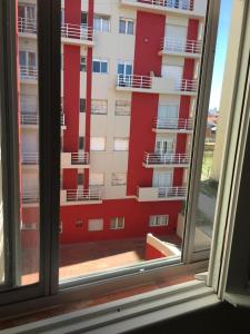 una ventana con vistas a un edificio en Departamento frente al Mar Necochea en Necochea