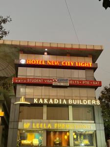 een nieuw stadslichtbord op een gebouw bij Hotel New City Light in Surat