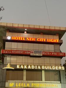 ein neues Stadtlichtzeichen auf einem Gebäude in der Unterkunft Hotel New City Light in Surat