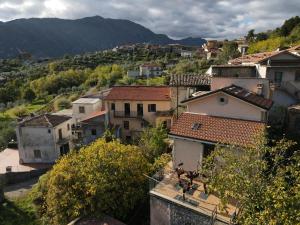 eine Gruppe von Gebäuden in einer Stadt mit Bergen in der Unterkunft Stonehouse apartments in Forcella