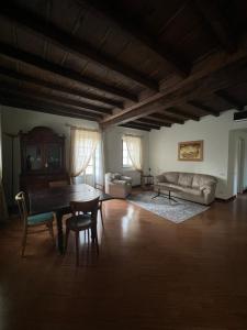 salon ze stołem, krzesłami i kanapą w obiekcie La casa dei pescatori w Turynie
