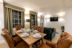 a living room with a table and a couch at Three Bedroom Apartments near Spitalfields Market and Tube Station in London