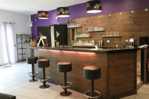 Photo de la galerie de l'établissement Hôtel Restaurant Gîte Les Lavandins, à Saint-Christol 6 autres photos