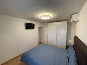 een kleine slaapkamer met een bed en een televisie bij Elegante, Bonito, Buenas Vistas y cerca de La Nogalera in Torremolinos
