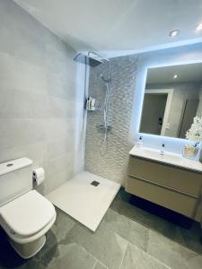 een badkamer met douche, toilet en wastafel bij Elegante, Bonito, Buenas Vistas y cerca de La Nogalera in Torremolinos