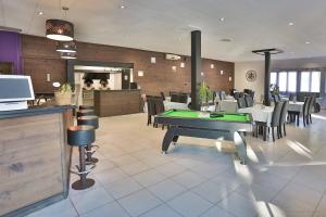 Photo de la galerie de l'établissement Hôtel Restaurant Gîte Les Lavandins, à Saint-Christol