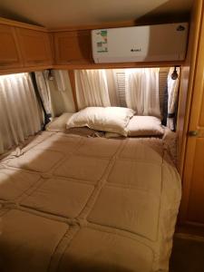 アル・ウラーにあるAmazham Caravanの車裏の小型ベッド