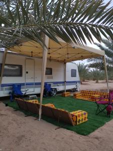 アル・ウラーにあるAmazham Caravanのテントの下に置いたRV(フルーツ一杯)