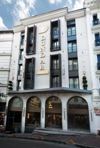 Dundar Hotel & Spa في إسطنبول: مبنى ابيض عليه لافته