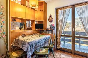 博薩迪法薩的住宿－Ciasa Apelli，一间带桌椅和窗户的用餐室