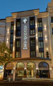Dundar Hotel & Spa في إسطنبول: فندق عليه لافته على الواجهه