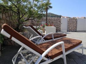 een paar ligstoelen op een patio bij Villa Vanda in Dubrovnik