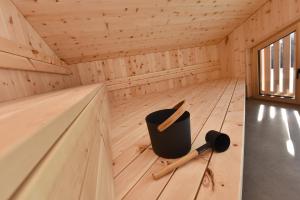 una sauna in legno con due utensili in legno di Nahturhof - Urlaub am Bauernhof natürlich erleben a Krumbach