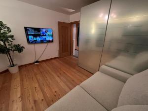 TV a/nebo společenská místnost v ubytování SmartHome Top of the World