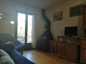 TV a/nebo společenská místnost v ubytování Apartamento Besiberri 3 situado en una planta baja y con terraza