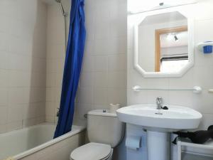 Koupelna v ubytování Apartamento Besiberri 3 situado en una planta baja y con terraza + 13 fotografií