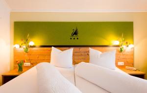 Letto o letti in una camera di Hotel Gasthof Zum Schwanen
