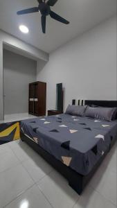 a bedroom with a bed and a ceiling fan at Desaku Homestay in Kapar