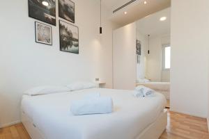 ミラノにあるArena Apartmentの白いベッドルーム1室(白いベッド1台付)